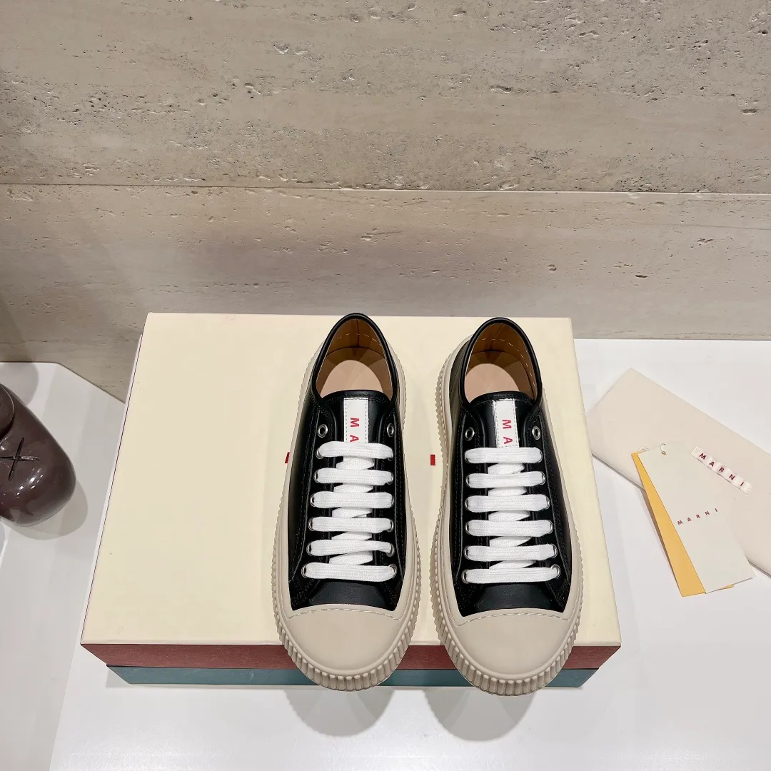 👟👟Ex-factory price 480👟👟 (exclusive top quality) Marni|Mary Jane big head doll shoes‼ ️Upgraded outsole, consistent lasting process with the original version, upgraded to the latest official original packaging‼ ️ Mani’s incomparable and versatile white shoes! I'm tired of the regular white shoes, so I bought a pair of different style thick-soled big-toe shoes. Paris International Fashion Week catwalk model, purchase-level version, all Internet celebrities wear it, Song Zuer, Zhao Lusi, Huo🔥 Show... [4.5cm increased sole] Not bulky, light and soft, comfortable on the feet! It feels very good on your feet and doesn't scratch your feet at all! Extremely comfortable! Daily travel! Wear whatever you like regardless of the occasion, no fear of any dress code, no pressure to dress! ✔Upper: imported cowhide fabric ✔Inner lining: lambskin lining ✔Outsole: exclusive original molded 1:1 rubber outsole! Floating beige is not completely white. Difference between market currencies We are different‼ ️ ✔𝐒𝐢𝐳𝐞: 35-40